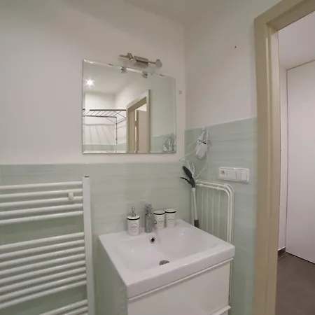 Bright & Cozy! Xbox, Netflix & Included Apartman Kladno