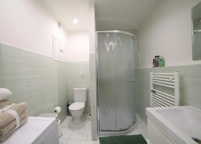 Bright & Cozy With Netflix & Xbox! Kladno